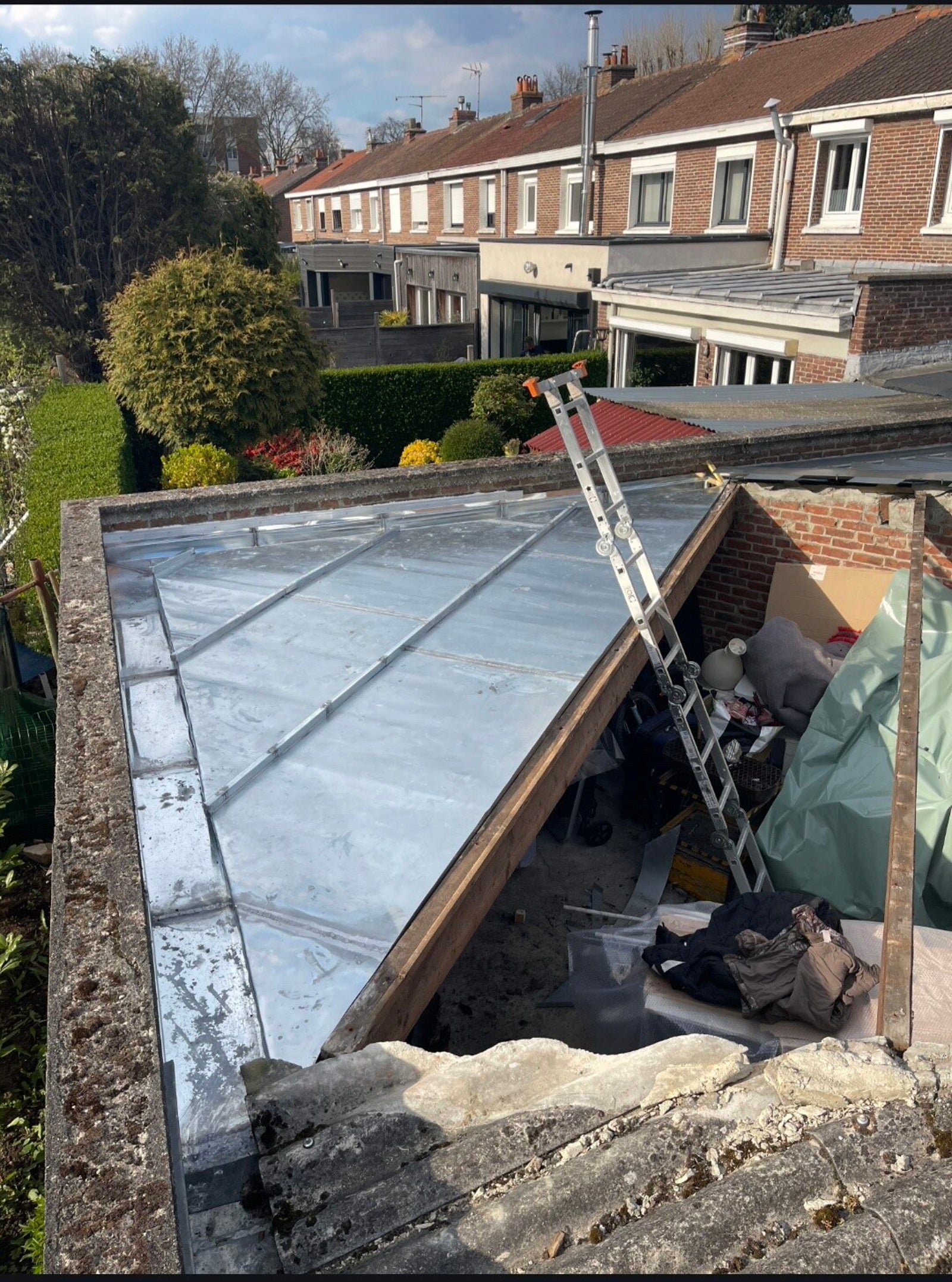 Finitions en zinc sur une toiture du Valenciennois